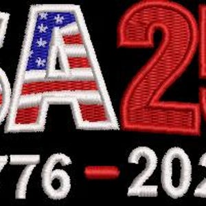 Op de afbeelding: Een geborduurd ontwerp met de tekst USA 250 in een vetgedrukt lettertype. De letters USA zijn gevuld met een blauw veld met witte sterren en rode en witte strepen. De cijfers 250 zijn effen rood. Daaronder staat de witte tekst 1776-2026.