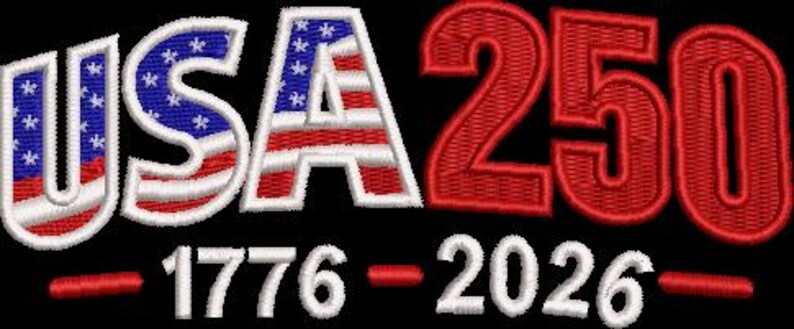 Op de afbeelding: Een geborduurd ontwerp met de tekst USA 250 in een vetgedrukt lettertype. De letters USA zijn gevuld met een blauw veld met witte sterren en rode en witte strepen. De cijfers 250 zijn effen rood. Daaronder staat de witte tekst 1776-2026.