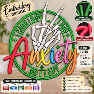 Op de afbeelding: Een borduurontwerp met een witte skelet hand die een vredesteken maakt in een groen cirkelvormig kader. De tekst luidt I CAME I SAW I HAD Anxiety SO I LEFT in kleurrijk puff-borduurwerk. Het ontwerp is 27,94 cm breed en 26,61 cm hoog.