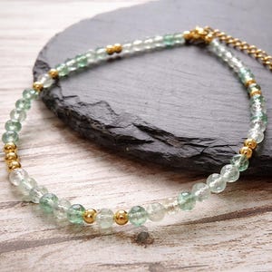 Pulsera de aventurina: delicada y elegante joyería natural en tonos pastel con piedras verdes. Pulsera minimalista para mujer, símbolo de prosperidad y riqueza.