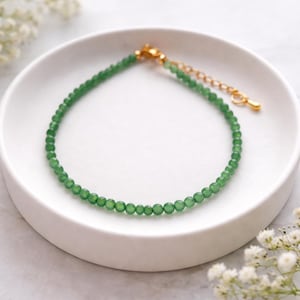 Grünes Aventurin Armband, zierlicher natürlicher Edelstein Schmuck, 3 mm runde facettierte Perlen, personalisierbar mit ursprünglichem, minimalistischem Geschenk für sie