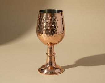 Vinbägare i ren koppar med hammare | Handgjord kopparkalk | Elegant hantverksmässig dryckeskärl | Minimalistisk rustik barberedning