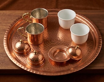 Handgehämmertes Kupfer Türkisches Kaffeeset für Zwei | Reich verzierte Deckel, Porzellantassen, Serviertablett