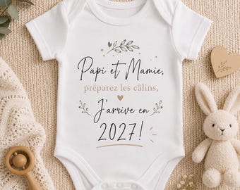 Body bébé Papi et Mamie, préparez les calins, J'arrive en 2027! – Idée cadeau baby shower – Annonce grossesse – Body naissance