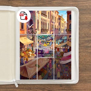 Può includere: Un raccoglitore bianco con buste di plastica trasparente contenente una grande stampa a più pannelli di un vivace mercato veneziano. Una carta collezionabile Pokémon con Pikachu e Gengar è integrata al centro dell'illustrazione.