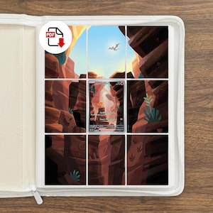 Puede incluir: Una carpeta blanca con fundas de plástico transparente que contiene una ilustración de un paisaje de cañón dividida en varios paneles. Una carta coleccionable de Charmander está en el bolsillo central, mostrando una criatura naranja.