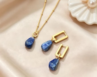 Collar con colgante de lapislázuli natural en bruto para clavícula, conjunto de pendientes colgantes geométricos huecos de oro, joyería de piedras preciosas minimalista retro boho hecha a mano.