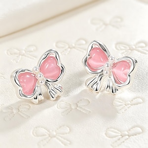 Pendientes de lazo rosa con forma de ojo de gato, tono plateado, aptos para oídos sensibles, bonitos pendientes de botón con lazo en forma de corazón, joyería romántica y delicada, regalo para damas de honor