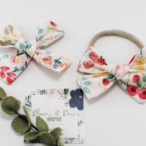 Weiß Floral Stoff Haarschleife Stirnband oder Scrunchie | Blumenmarkt Stoff
