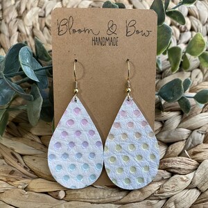 Brincos de couro, branco com pontos pastel, brincos de lágrima de couro, brincos de folha de couro, acessórios de couro genuíno