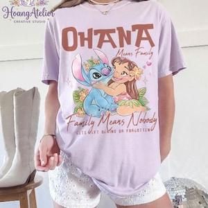 Op de afbeelding: Lichtpaars T-shirt met de tekst "OHANA Means Family" en een afbeelding van Stitch en Lilo. Het shirt bevat ook de tekst "Family Means Nobody Gets Left Behind or Forgotten."