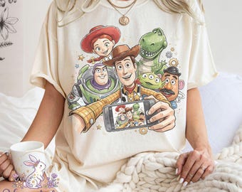 Camiseta de Toy Story Friends, camiseta de Woody, Buzz, Jessie y Rex, camiseta de selfie de dibujos animados, camiseta de Disney Pixar Toy Story, camiseta de mejores amigos, camiseta de dibujos animados