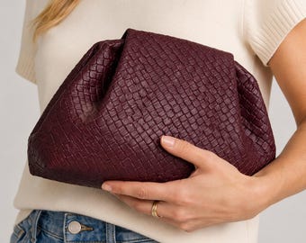 Bolso de mano de piel vegana tejida, bolso de noche color burdeos, bolso de piel para el día a día.
