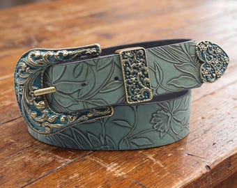 Cinturón de piel sintética con estampado floral de hojas talladas, correa vintage con relieve floral, accesorio de hebilla estilo boho western.