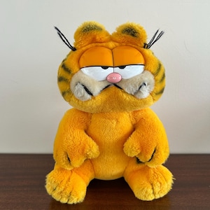 Chat en peluche Garfield de 10 pouces de 1981 chez VelmasVintageToys