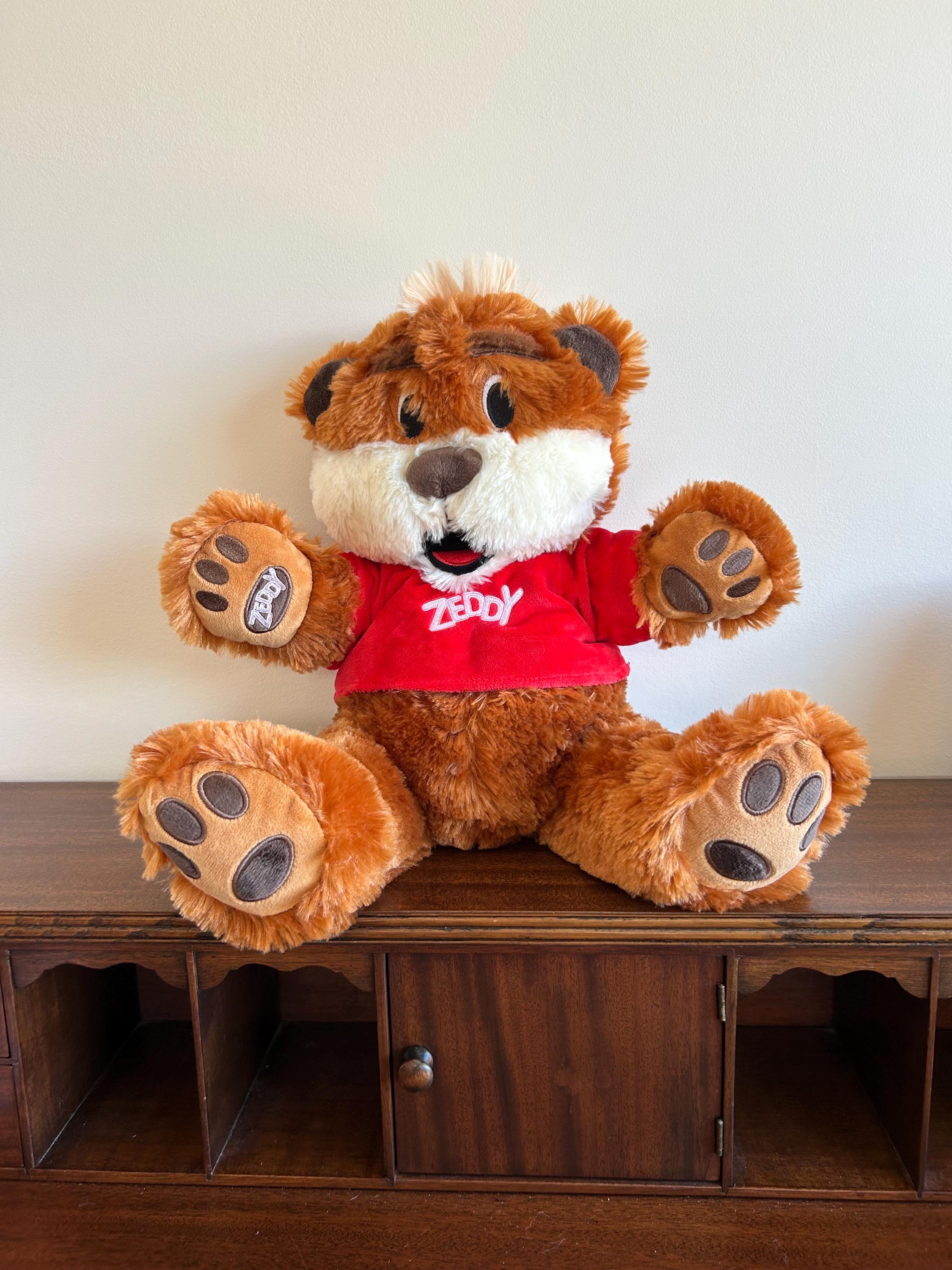 Zeddy, la mascota de los Zellers de 13 pulgadas con camisa roja en