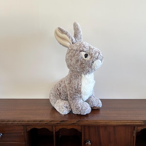 VelmasVintageToys の 10 インチの座ったウサギのぬいぐるみ