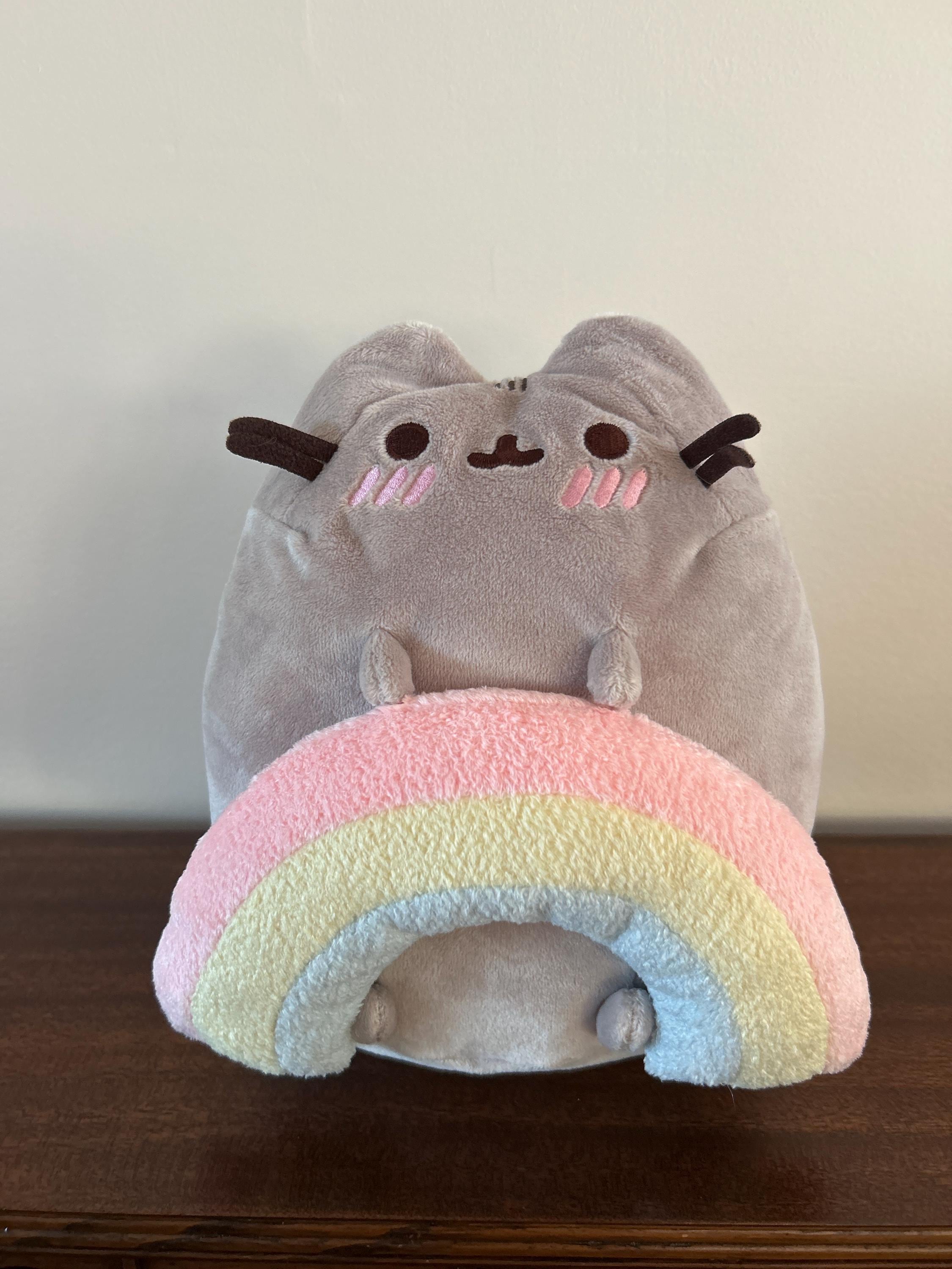 プシーン　GUND Pusheen　カップケーキ ぬいぐるみ、グレー Amazon.co.jp: GUND プシーン ペット ポーズ ぬいぐるみ 動物 猫