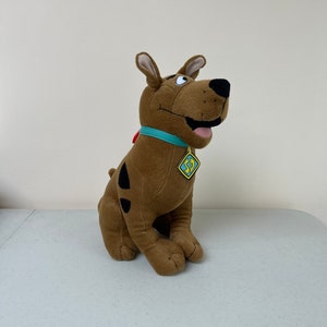 Cachorro de pelúcia vesgo Scooby Doo 12” na VelmasVintageToys