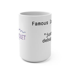 Op de afbeelding: Witte keramische mok met de tekst "Famous la" en "just debug". De mok heeft ook het woord "VIOLET" in paars en een blauw golvend lijndesign. Een eenvoudige, alledaagse koffiemok.