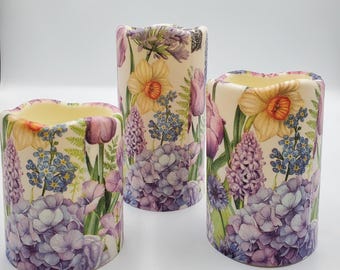 Set di 3 candele a colonna a LED senza fiamma Decopauge con motivo floreale, realizzate a mano e dotate di telecomando.