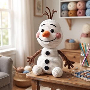 Pu&ograve; includere: Una bambola pupazzo di neve lavorata all'uncinetto in bianco con un naso arancione a forma di carota, occhi a bottone neri, guance rosa e tre bottoni neri sul busto. Ha braccia marroni simili a ramoscelli e capelli marroni sulla testa.