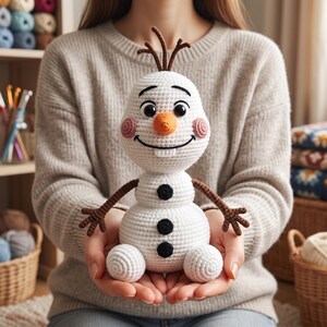 Pu&ograve; includere: Una bambola pupazzo di neve lavorata all'uncinetto in bianco con un naso arancione a forma di carota, occhi a bottone neri, un singolo dente bianco, guance rosa e braccia marroni simili a ramoscelli. Tre bottoni neri sul busto e capelli a rametto.