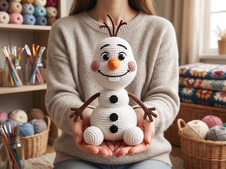 Pu&ograve; includere: Una bambola pupazzo di neve lavorata all'uncinetto in bianco con un naso arancione a forma di carota, occhi a bottone neri, un singolo dente bianco, guance rosa e braccia marroni simili a ramoscelli. Tre bottoni neri sul busto e capelli a rametto.