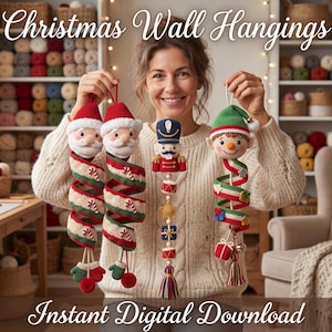 Pode incluir: Quatro enfeites de parede de Natal em crochê, incluindo dois Papais Noéis, um quebra-nozes e um elfo. Cada ornamento apresenta um design em espiral com cores festivas e pequenos elementos decorativos, como bengalas doces e presentes.