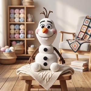 Pu&ograve; includere: Una bambola pupazzo di neve lavorata all'uncinetto in bianco con un naso arancione a forma di carota, tre bottoni neri sul busto, braccia marroni simili a ramoscelli e un singolo dente bianco. Il pupazzo ha guance rosa e capelli di lana marrone.