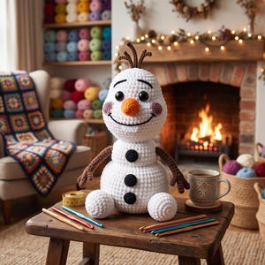 Pu&ograve; includere: Un pupazzo di neve in peluche lavorato all'uncinetto di colore bianco con un naso arancione a forma di carota, occhi a bottone neri, un ampio sorriso cucito e braccia marroni simili a ramoscelli. Ha tre bottoni neri sul busto ed &egrave; seduto.