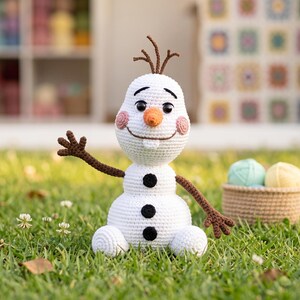 Pu&ograve; includere: Una bambola pupazzo di neve lavorata all'uncinetto in bianco con un naso arancione a forma di carota, occhi a bottone neri, un ampio sorriso ricamato e un singolo dente bianco. La figura ha braccia marroni a forma di ramoscello e guance rosa.