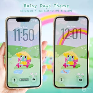 Könnte beinhalten: Zwei Smartphones mit einem Hintergrundbild und einem Icon-Paket zum Thema "Rainy Days". Die Bildschirme zeigen einen Cartoon-Frosch unter einem gelben Regenschirm auf einer Bank, mit einem Regenbogen und der angezeigten Uhrzeit. Der Text "Rainy Days Theme" steht oben.