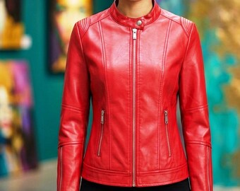 Chaqueta de cuero roja para mujer, estilo motero, corte ajustado.