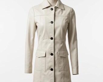 Gabardina blanca de cuero para mujer, corte ajustado, cierre de botones, prenda de abrigo minimalista.
