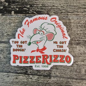 Puede incluir: Una pegatina blanca con un chef de dibujos animados con un gorro de chef y una bufanda roja. La pegatina dice "The Famous Original" y "PIZZERIZZO Est. 1908". También se incluye el texto "YOU GOT THE DOUGH? WE GOT THE CHEESE!"