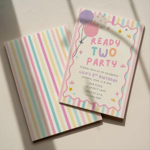 Può includere: Un invito di compleanno rettangolare e una busta abbinata con strisce verticali color pastello rosa, giallo e blu. Il biglietto riporta il testo READY TWO PARTY, i dettagli del 2° compleanno di Lily e illustrazioni di palloncini e stelle.