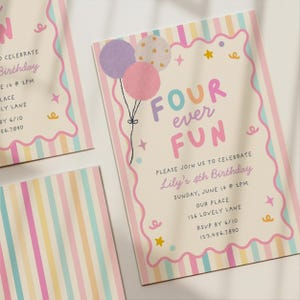 Può includere: Un invito di compleanno con sfondo color crema, strisce verticali pastello, bordi ondulati rosa e tre palloncini. Il testo recita Four ever FUN, Please join us to celebrate Lily's 4th Birthday, Sunday, June 14 at 2pm, 126 Lovely Lane, RSVP by 6/10 123.456.7890.