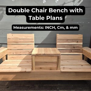 Könnte beinhalten: Eine doppelte Stuhlbank aus Holz mit einem kleinen Tisch in der Mitte. Die Bank ist aus hellem Holz gefertigt und hat ein Latten-Design. Der Text "Double Chair Bench with Table Plans" steht oben.