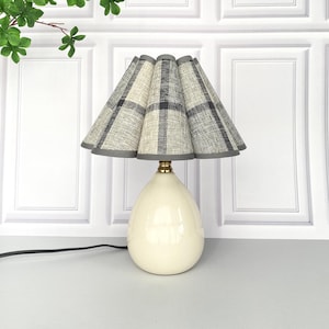 Lámpara de mesa de cerámica con pantalla plisada, lámpara de mesita de noche hecha a mano, base color crema en forma de lágrima, pantalla a cuadros, luz cálida y acogedora, decoración moderna para el hogar.