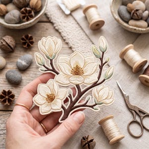 Broderad stryklapp med vit magnoliamotiv, botanisk gren, applikation, jacka, ryggsäcksdekoration