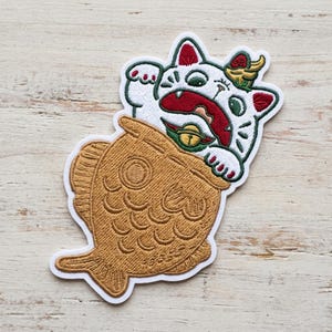 Lucky Cat Taiyaki Embroidered Patch, Cute Japanese Street Food Iron-on Patch, Kawaii Maneki Neko Anime Badge for Jacket or Backpack