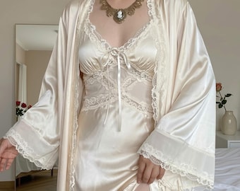 Cottagecore-Dessous-Set aus elfenbeinfarbenem Satin | Brautkleid-Set mit Morgenmantel und Unterkleid | Vintage-Nachthemd aus Spitze | Viktorianisches Prinzessinnen-Nachtkleid