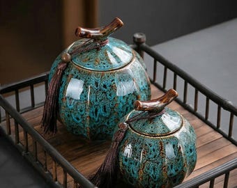 ベージュと黒の陶器花瓶 ベージュと黒の炻器の花瓶。白と黒のひび割れた陶器の鉢。手作りの楽焼