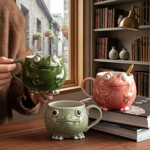 Taza de cerámica con diseño de rana / Tazas de cerámica artesanales / Taza de café con diseño de animal divertido / Regalo ideal para amantes de las ranas / 300 ml
