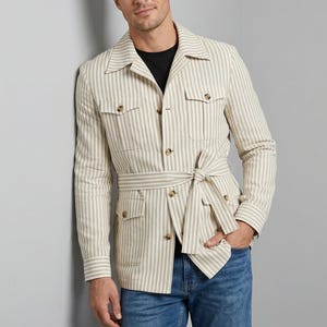 Puede incluir: Un letrero de madera rústica con el texto "Welcome to our home" en letras blancas. El letrero presenta un acabado envejecido y un diseño sencillo y acogedor, ideal para un porche o entrada.