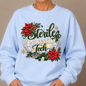 Könnte beinhalten: Ein hellblaues Sweatshirt mit Rundhalsausschnitt und einem Grafikdesign mit dem Text Sterile Processing Tech in Dunkelgrün und Creme. Das Motiv zeigt rote Weihnachtssterne, grüne Tannenzweige, goldene Schneeflocken und medizinische Instrumente.