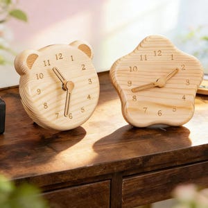 Peut inclure: Panneau en bois rustique avec l'inscription "Welcome to our porch" en lettres blanches. Le panneau présente une finition vieillie et un design simple et accueillant, idéal pour la décoration extérieure.