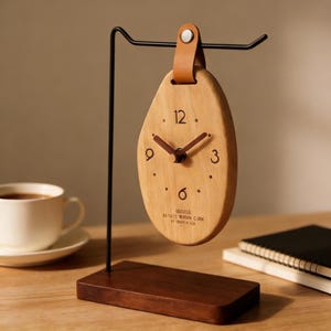 Kieselstein Uhr aus Holz, Walnuss-Zeiger, Lederarmband, Metallständer, modernes Dekor