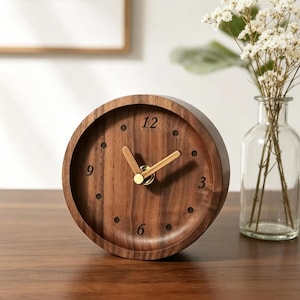 Reloj de escritorio de madera maciza – Minimalista, de haya y nogal, con mecanismo silencioso.